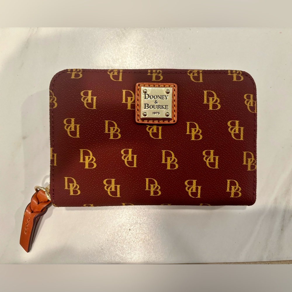 ⭐️ Authentic Dooney and Bourke Gretta Medium Zip Around Wallet ⭐️